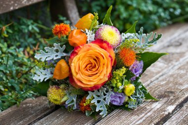 Renkli yaz çiçeği buketi 