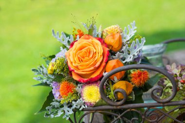 Renkli yaz çiçeği buketi 