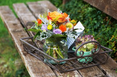 Tablette renkli bir çiçek buketi