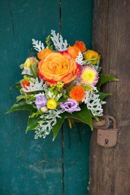 Tahta bir kapıda renkli bir çiçek buketi