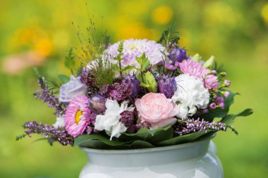 Bahçe masasında renkli bir çiçek buketi