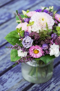 Bahçe masasında renkli bir çiçek buketi