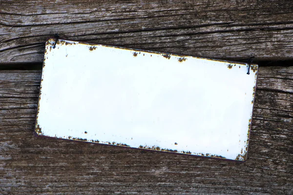 Cartel Blanco Sobre Fondo Madera — Foto de Stock