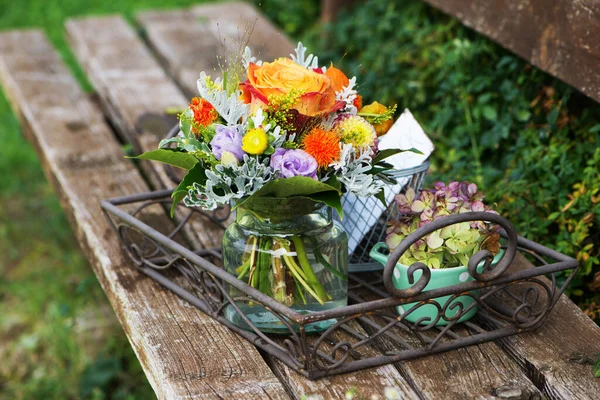 Tablette renkli bir çiçek buketi