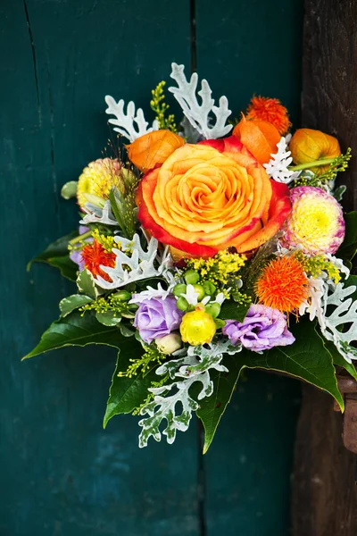 Tahta bir kapıda renkli bir çiçek buketi