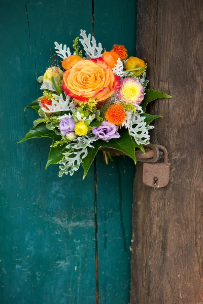 Ahşap kapıda renkli bir çiçek buketi