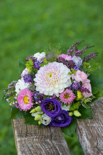 Colorful Summer Flower Bouquet Garden Table — Stockfoto