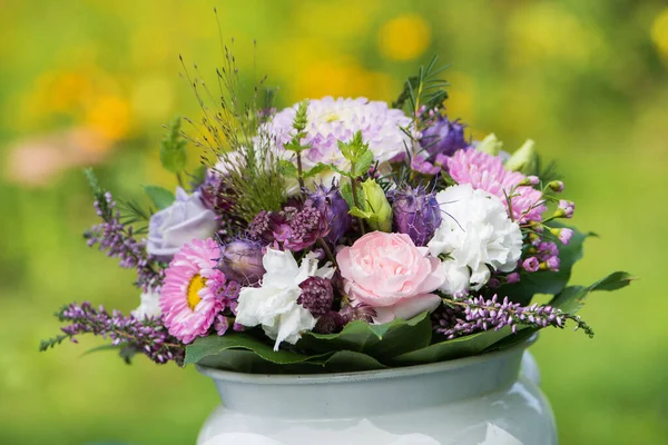 Bahçe masasında renkli bir çiçek buketi