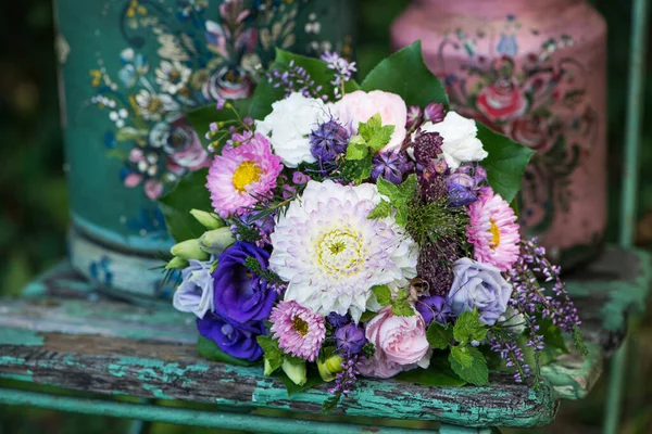 Färgglada Sommar Blomma Bukett Gammal Trä Trädgård Stol — Stockfoto