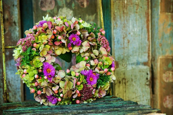 Bunga Hydrangea Karangan Bunga Pada Latar Belakang Kayu — Stok Foto