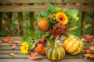 Bahçede sonbahar süsü