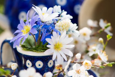 Yumurta kabında küçük bahar çiçekleri ve diğer süslemeler.