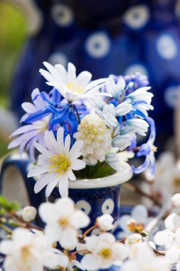 Yumurta kabında küçük bahar çiçekleri ve diğer süslemeler.