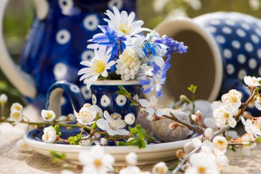 Yumurta kabında küçük bahar çiçekleri ve diğer süslemeler.