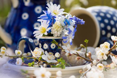 Yumurta kabında küçük bahar çiçekleri ve diğer süslemeler.