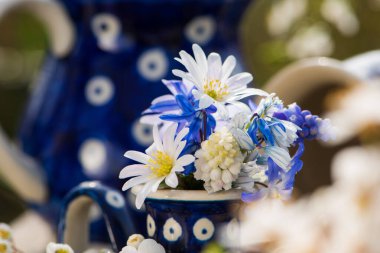 Yumurta kabında küçük bahar çiçekleri ve diğer süslemeler.