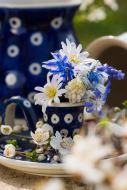 Yumurta kabında küçük bahar çiçekleri ve diğer süslemeler.