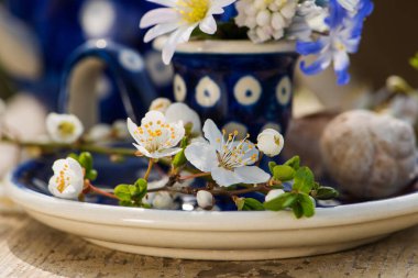 Yumurta kabında küçük bahar çiçekleri ve diğer süslemeler.