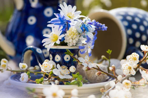 Yumurta kabında küçük bahar çiçekleri ve diğer süslemeler.