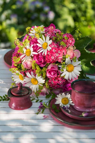 Arreglo Floral Verano Con Rosas Rosadas — Foto de Stock