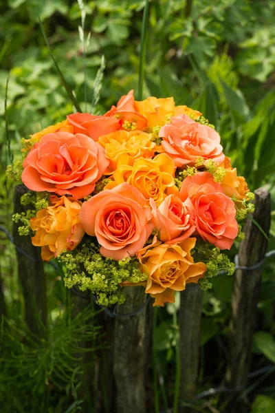 Bahçedeki çitin üzerindeki güllerin aranjmanı