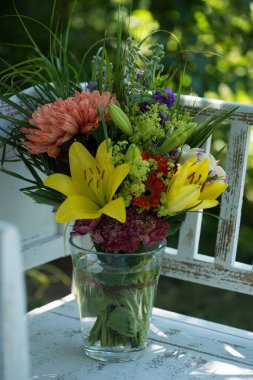 Bahçe tezgahında güzel bir çiçek buketi