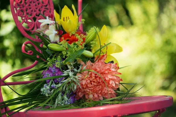 Beautiful Flower Bouquet Garden Chair — Stockfoto