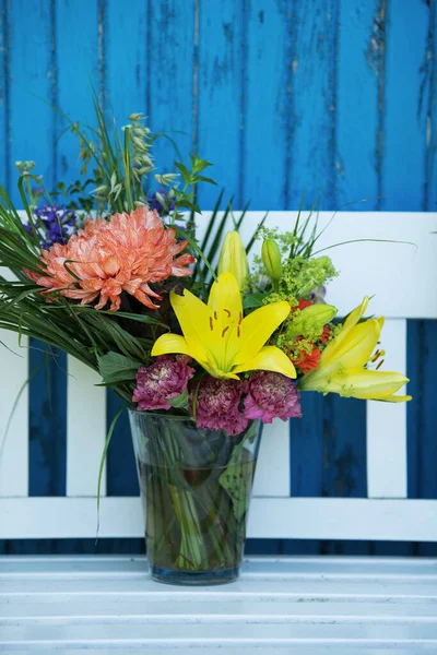 Buket Bunga Yang Indah Dengan Bunga Lili Dan Bunga Lainnya — Stok Foto