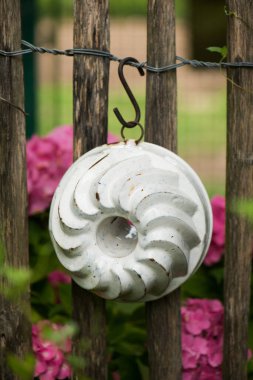 Bahçede horoz süslemesi