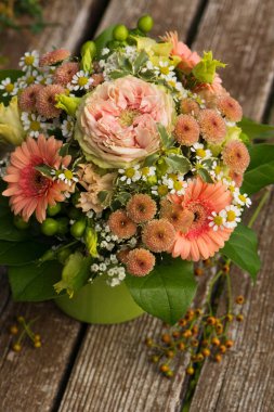 Bahçe tezgahında renkli sonbahar çiçekleri