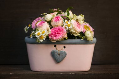 Yaban gülleri ile küçük çiçek buketi