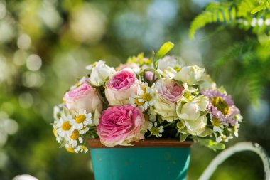 Yaban gülleri ile küçük çiçek buketi