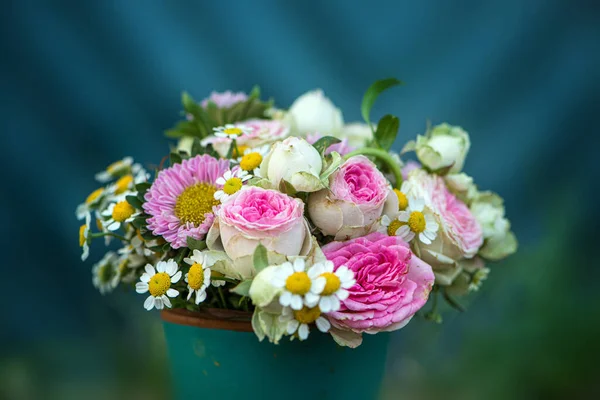 Маленький Букет Цветов Дикими Розами — стоковое фото