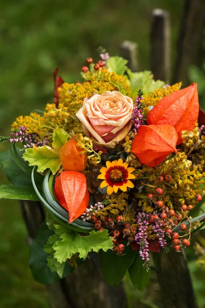 Цветной Осенний Букет Цветов Садовом Заборе — стоковое фото