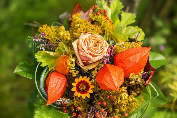 Bunter Herbstblumenstrauß Auf Einem Gartenzaun — Stockfoto