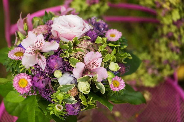 Blombukett Med Blomsterkrans Ett Trädgårdsbord — Stockfoto