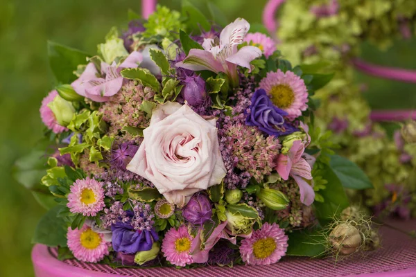 Bouquet Fleurs Avec Couronne Fleurs Sur Une Chaise Jardin — Photo