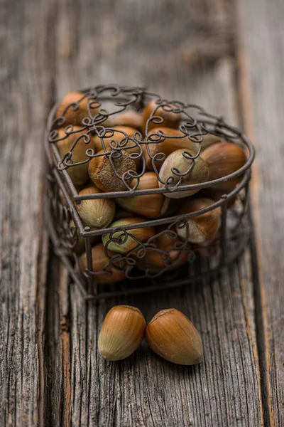 Segar Hazelnut Dalam Keranjang Hati Kecil — Stok Foto