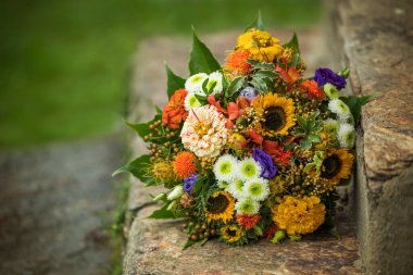 Renkli sonbahar çiçekleri buketi