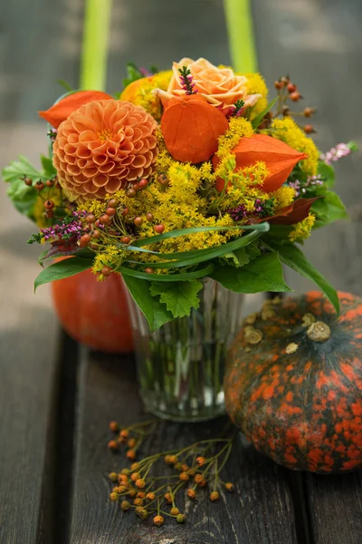 カボチャとカラフルな秋の花の花束 — ストック写真