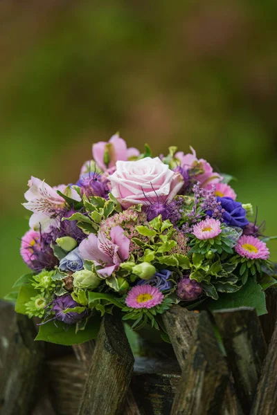 Färgglada Blombukett Med Rosa Blommor — Stockfoto