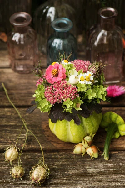 Calabaza Hueca Con Decoración Floral Banco Jardín — Foto de Stock