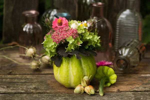 Calabaza Hueca Con Decoración Floral Banco Jardín — Foto de Stock