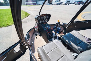 Helikopter helikopter pistindeki iniş pistine park etmiş.