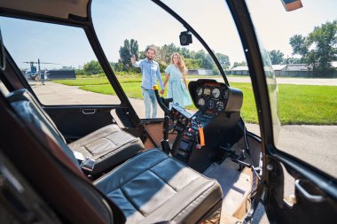 Helikopterle helikopter pistine bakan neşeli romantik çift.