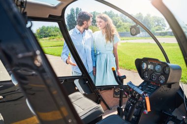 Özel uçağını memnun bayana gösteren adam.