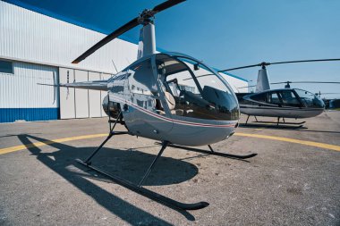 İniş pistine park edilmiş üç boş helikopter.