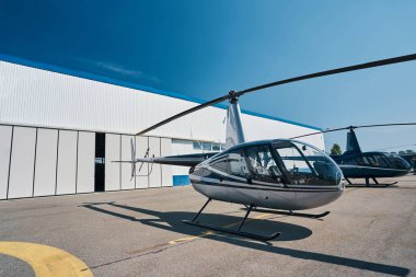 Yükseklik limanında iniş pistinde iki helikopter.