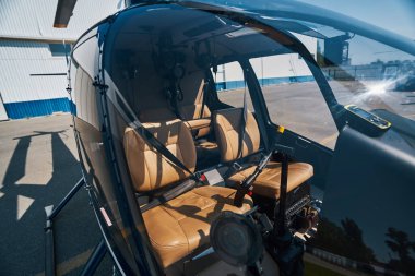 Güneşli bir günde özel bir rotorcraft parkı