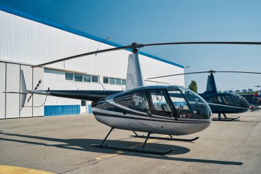 Sabah helikopter pistine sivil helikopterler park etmiş.